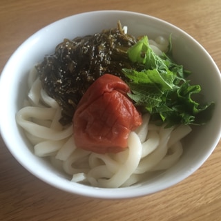 子持ちめかぶと梅のぶっかけうどん